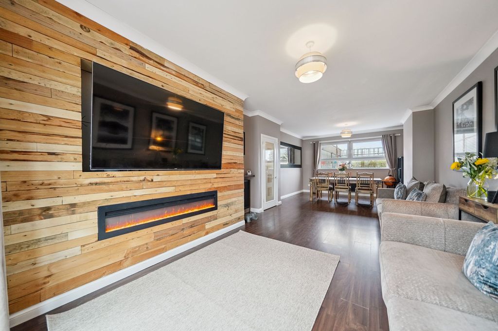 Property photo 2 of 28