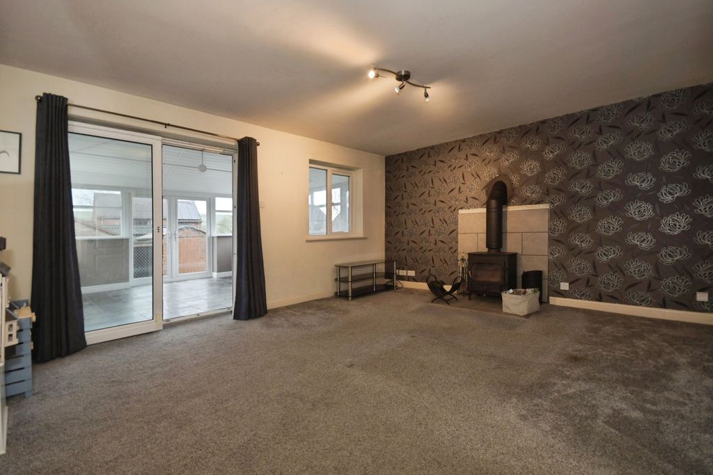 Property photo 3 of 19 Lounge