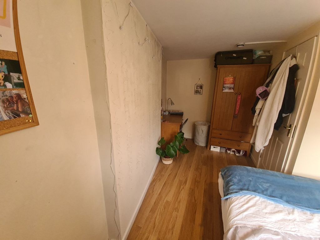 Property photo 2 of 18 A Cozy Single Bedroom Featuring A Wooden Floor, A ...