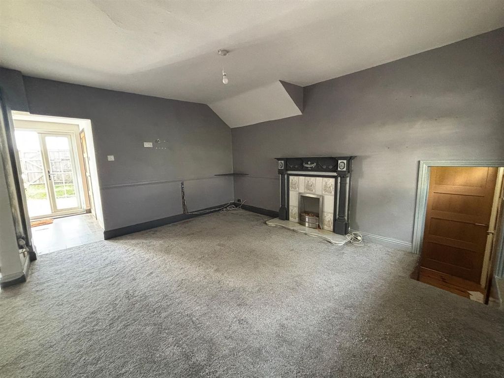 Property photo 3 of 17 92 Fse Living Room.Jpg