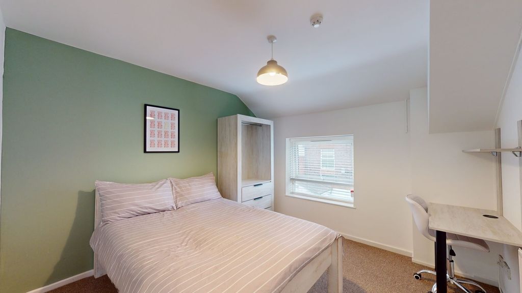 Property photo 3 of 14 A Cozy And Inviting Double Bedroom With Good Natur...