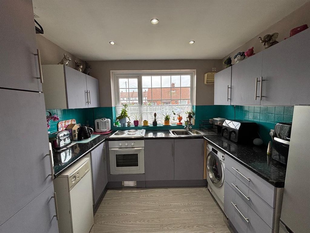 Property photo 3 of 14 Kitchen