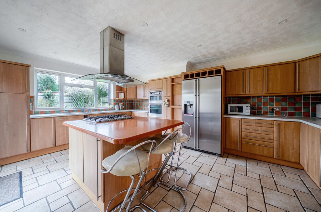 Property photo 3 of 24 1394342-18-694A6d...