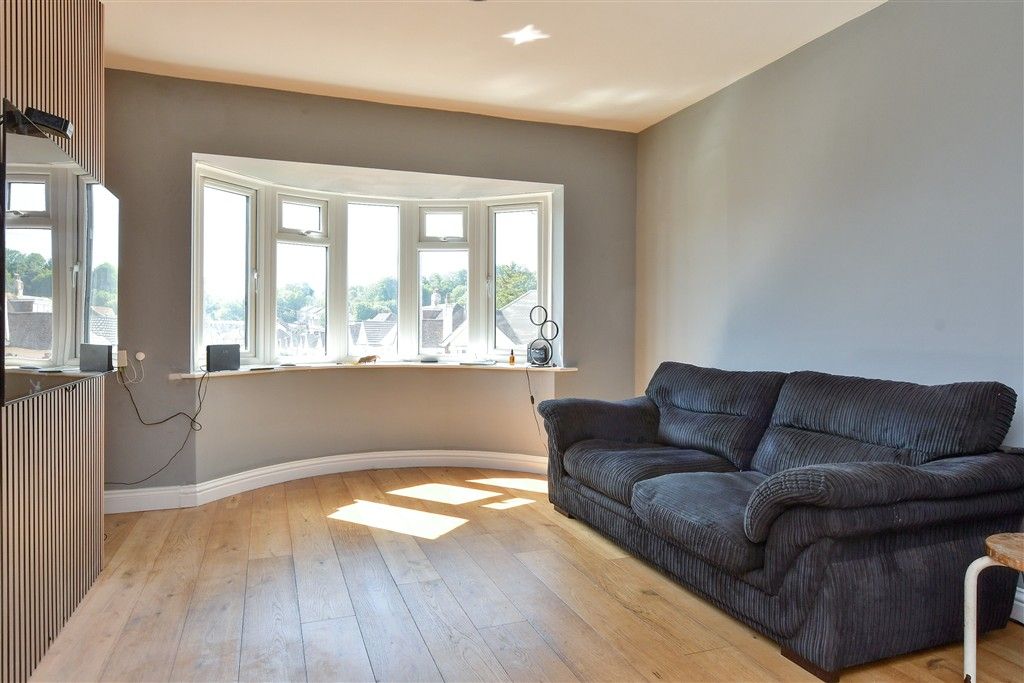 Property photo 3 of 16 Lounge