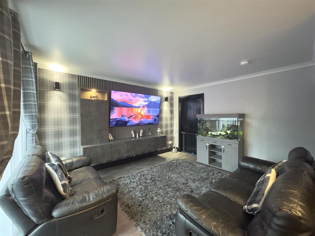 Property photo 2 of 17 Lounge