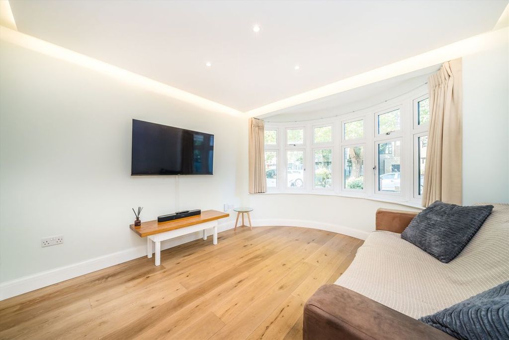 Property photo 2 of 8