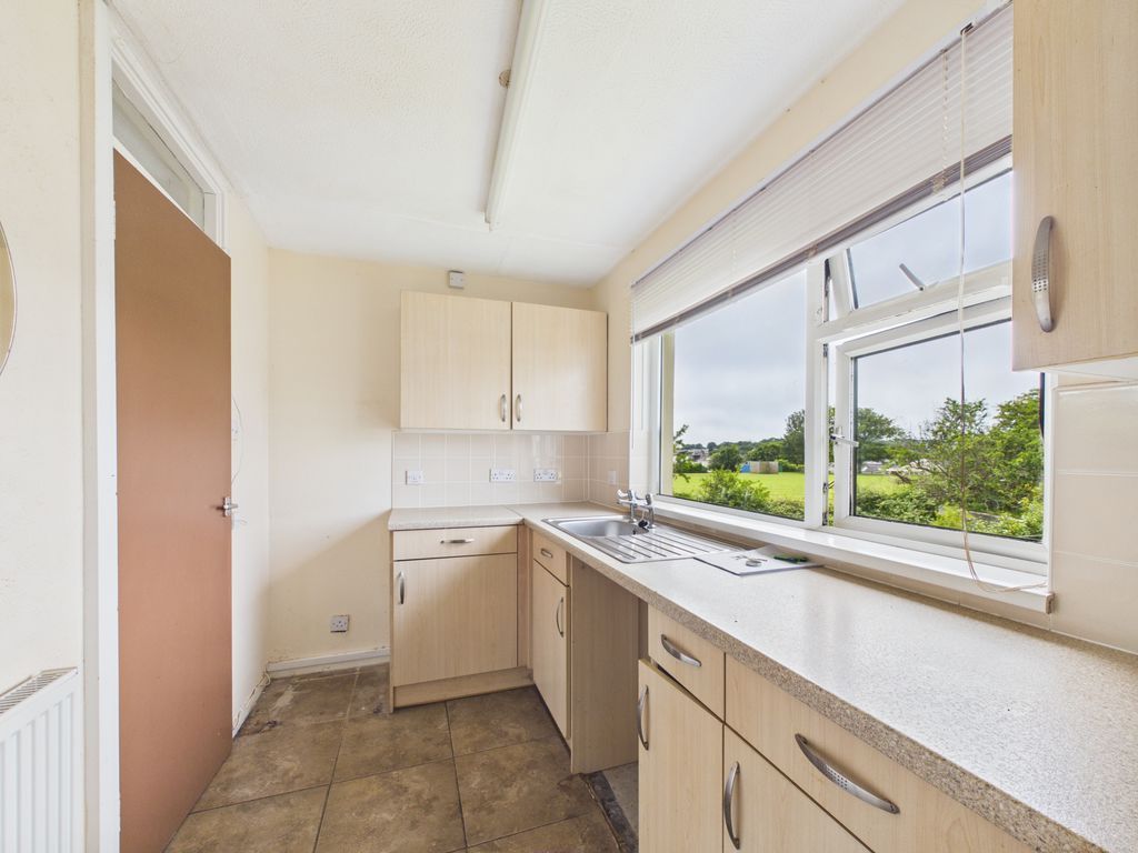 Property photo 3 of 8 Kitchen