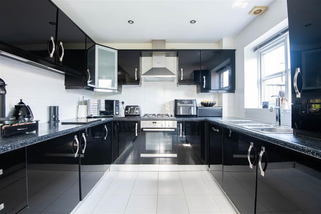 Property photo 3 of 18 Kitchen / Dining