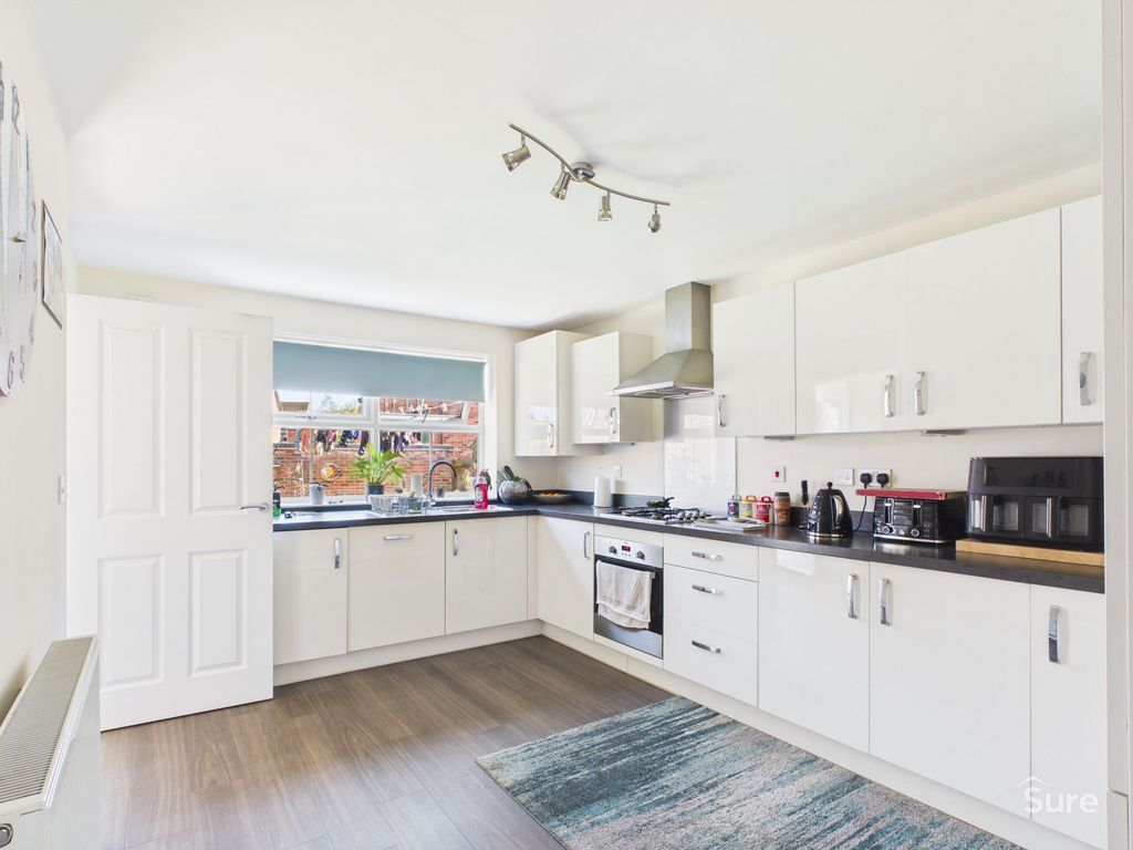 Property photo 3 of 11 Kitchen