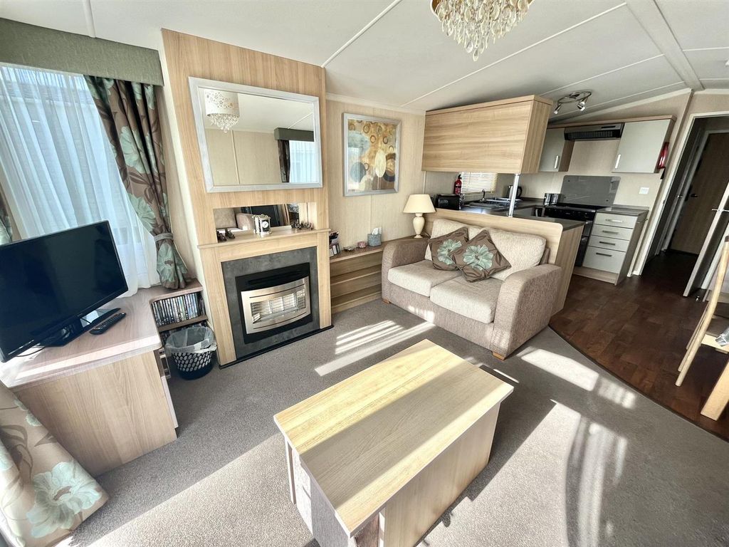 Property photo 2 of 41 Lounge