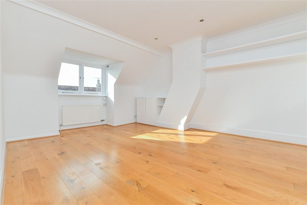 Property photo 3 of 9 Lounge