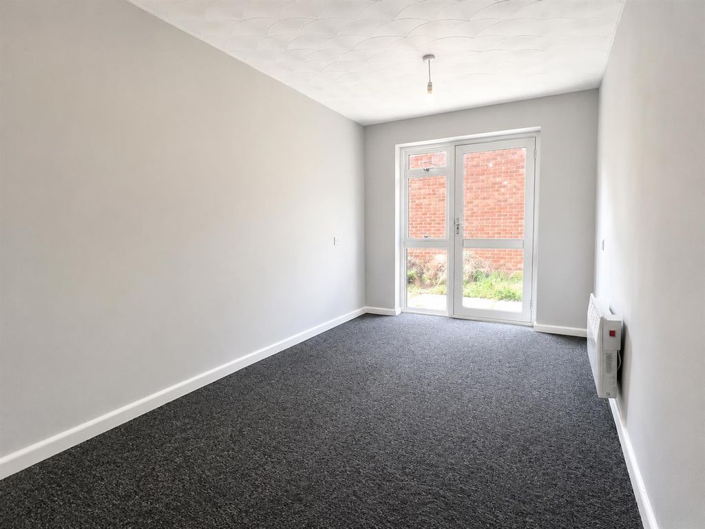 Property photo 3 of 6 Bed