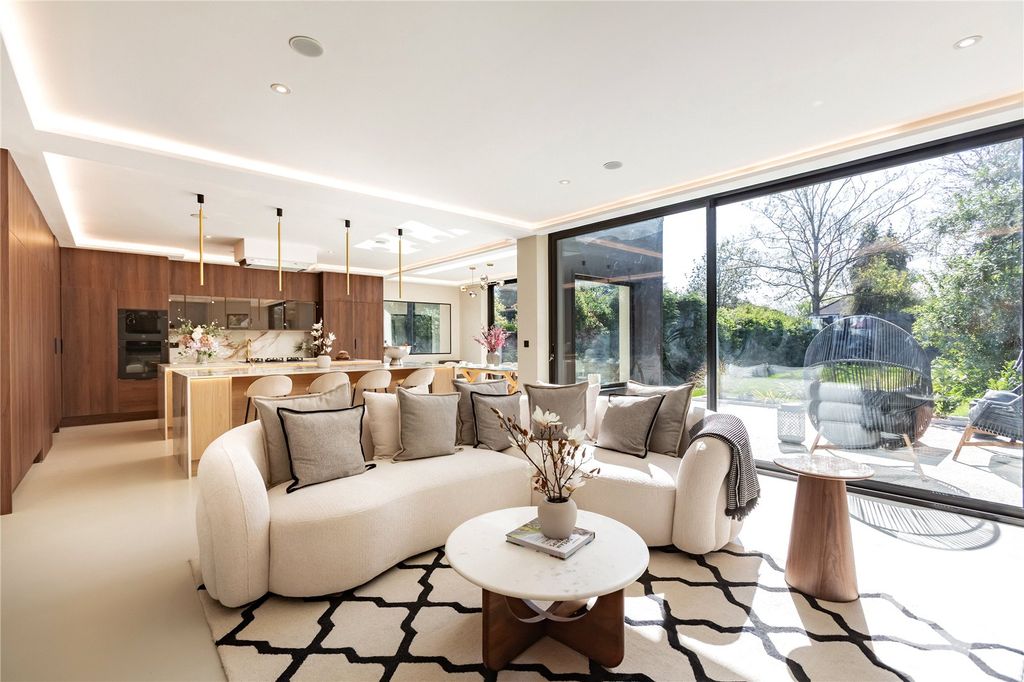 Property photo 3 of 40 Kitchen/Diner/Family