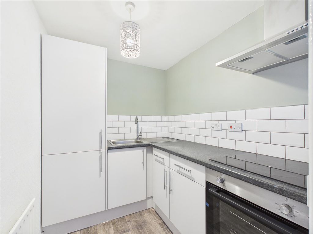 Property photo 2 of 7 Basement Flat 10 Hales Road03557G0-Pr0184-Still001