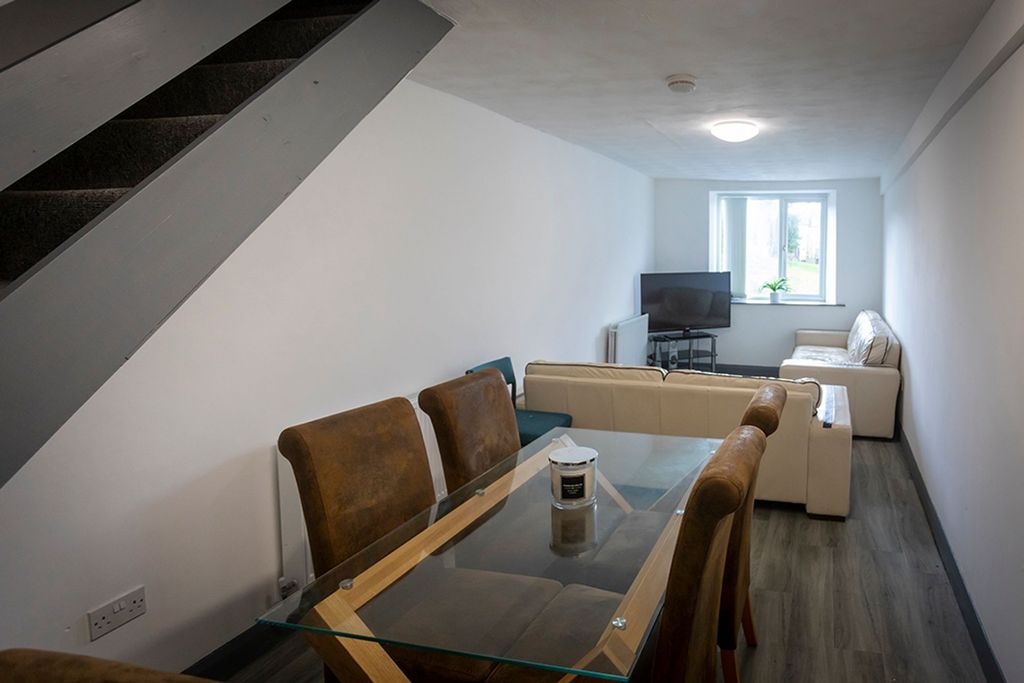 Property photo 2 of 6 Communal Living Area