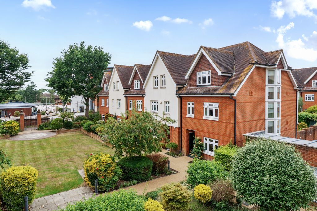 Property photo 1 of 15 Hewells Court