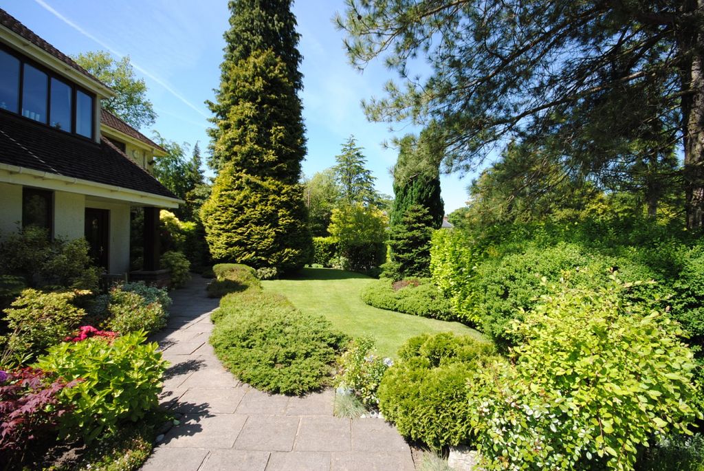 Property photo 2 of 14 Front Garden