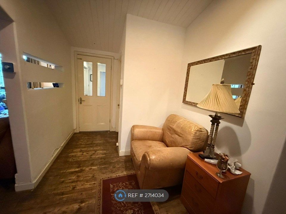 Property photo 2 of 11 Entrance Hall