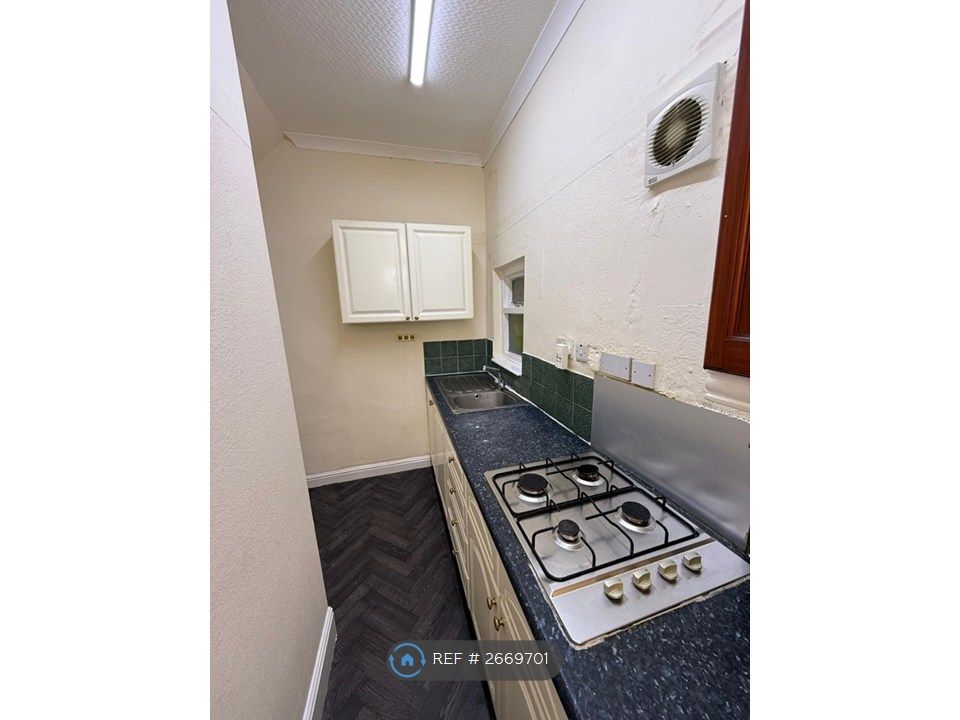 Property photo 3 of 8 Kitchen