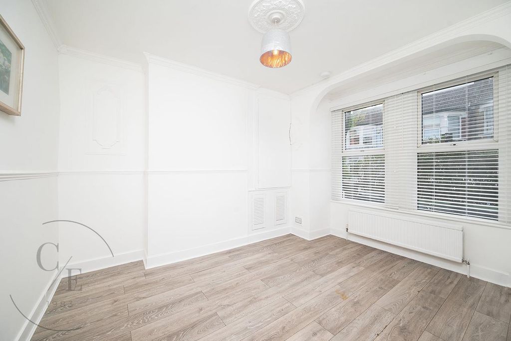 Property photo 3 of 21 W03.Jpg