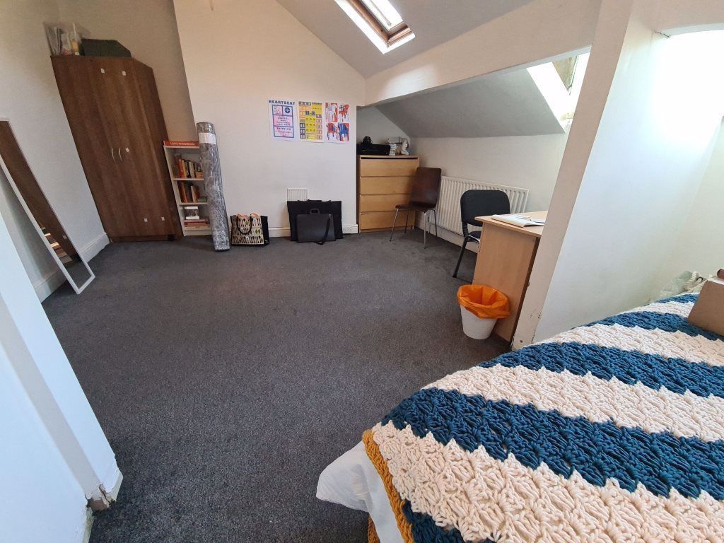 Property photo 3 of 18 A Spacious, Well-Lit Living Room Featuring Comfort...