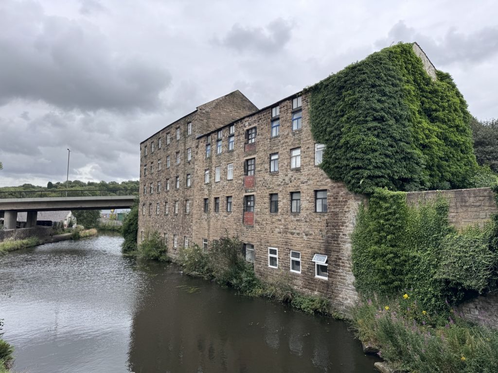 Property photo 1 of 7 Canal