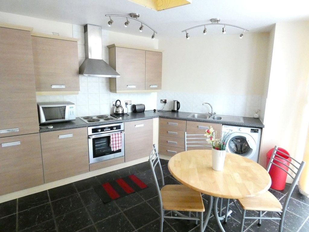 Property photo 3 of 8 Kitchen
