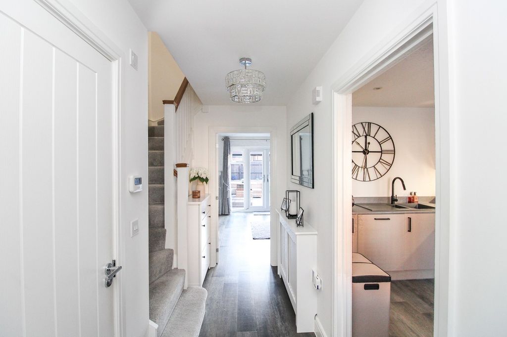 Property photo 2 of 17 Entrance Hall