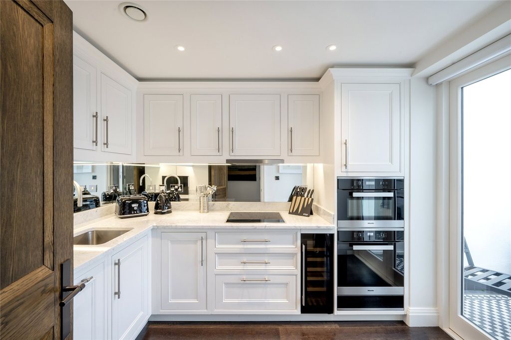 Property photo 3 of 11 Kitchen