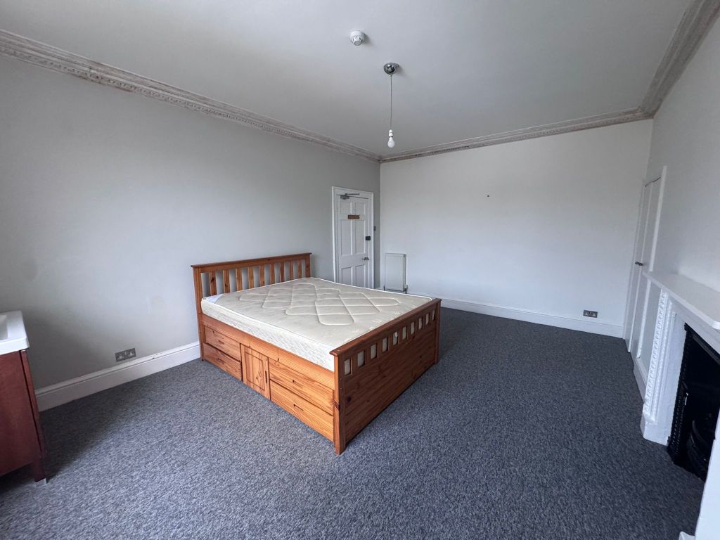 Property photo 2 of 5 Bedroom
