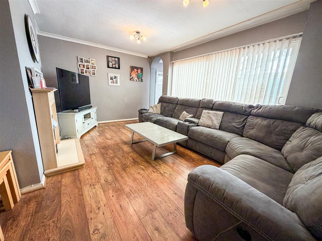 Property photo 3 of 26 Lounge