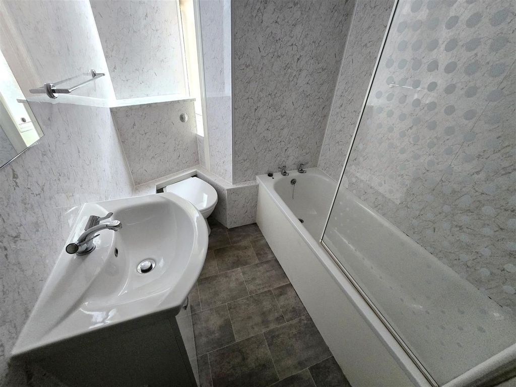 Property photo 1 of 7 Bathroom