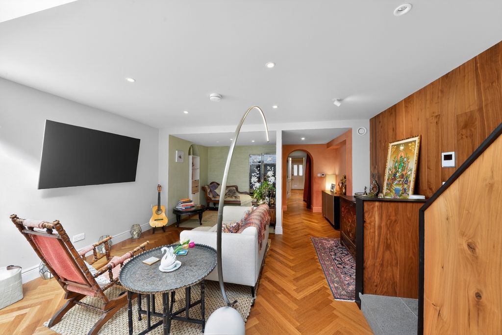 Property photo 2 of 13 Peto Place