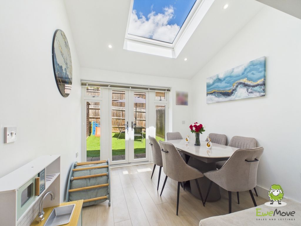 Property photo 3 of 18 Ewemove Estate Agents Basingstoke - Denarii Drive