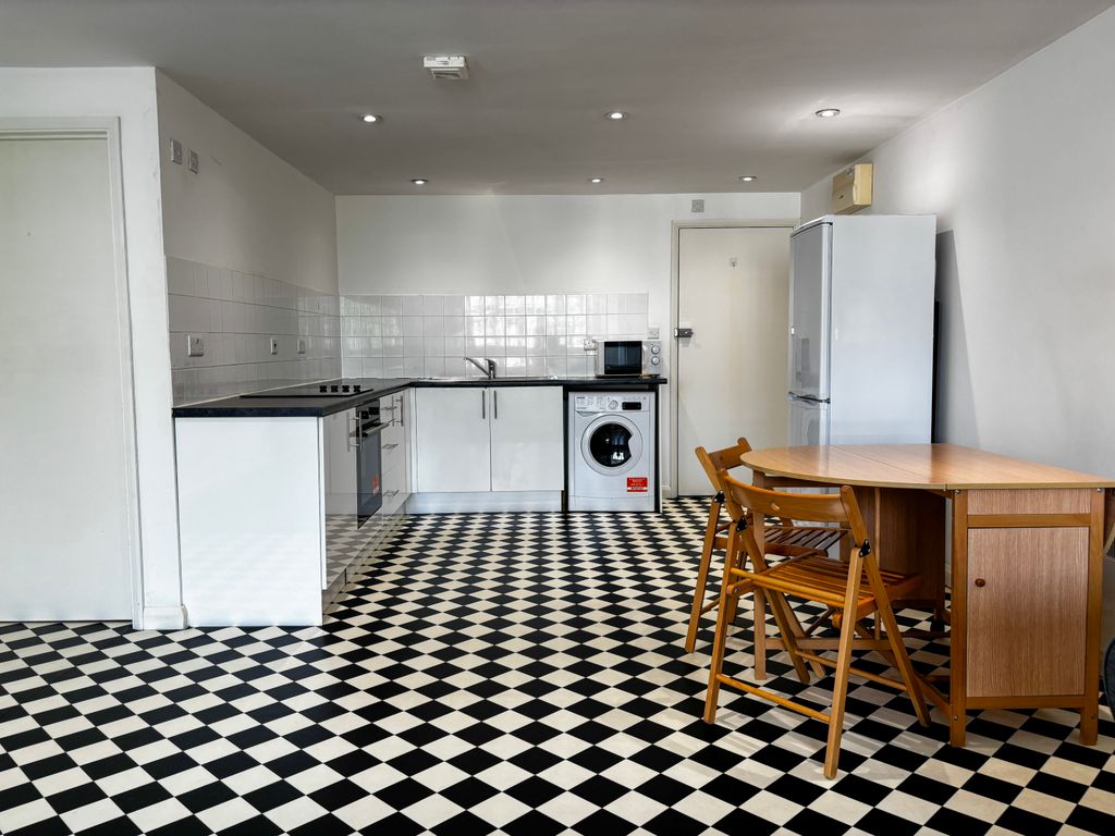 Property photo 2 of 6 Kitchen
