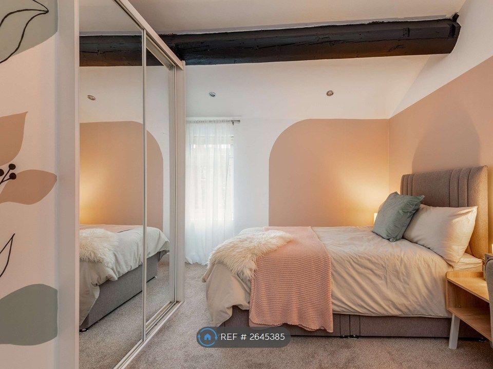 Property photo 2 of 6 Bedroom