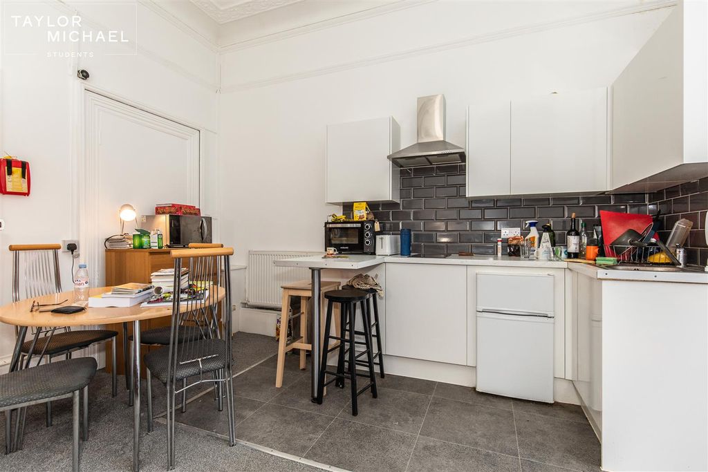 Property photo 3 of 5 Kitchen