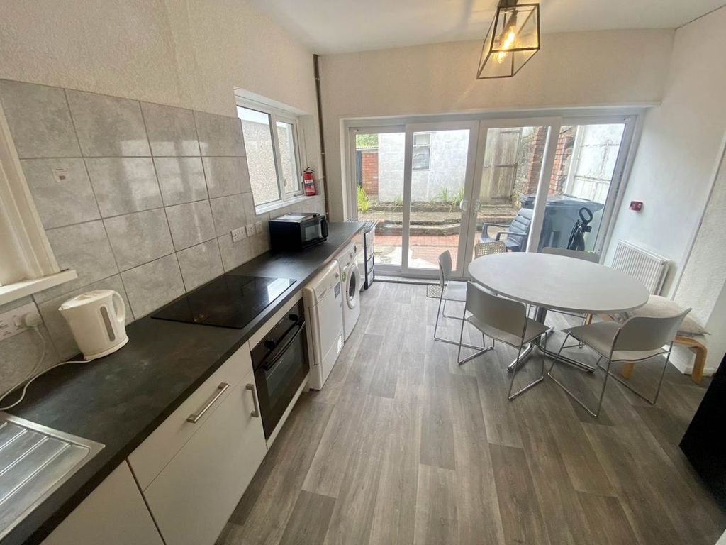 Property photo 1 of 13 Kitchen 1