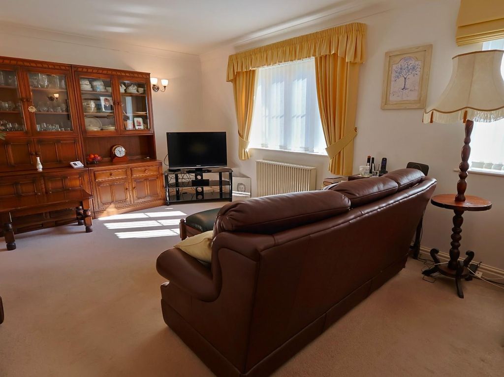 Property photo 3 of 10 Living Room