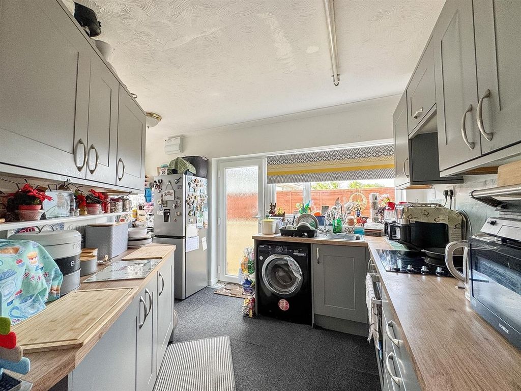 Property photo 3 of 16 Kitchen