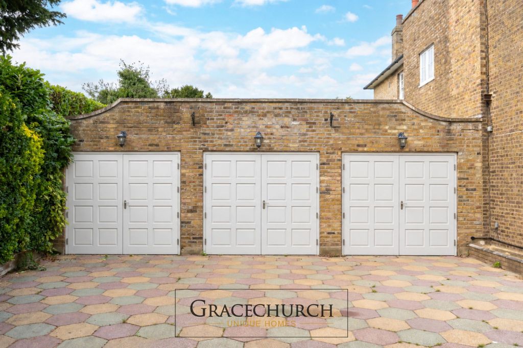 Property photo 3 of 31 Garages