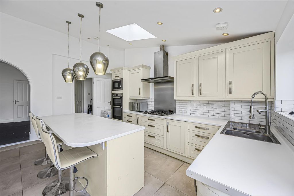 Property photo 3 of 30 30 Ridgeway Gardens-12.Jpg