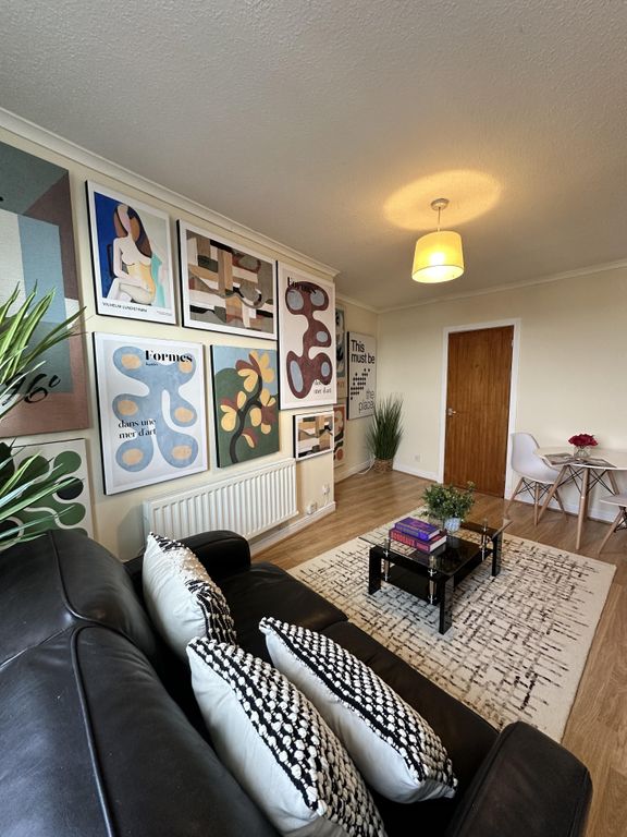 Property photo 1 of 8 Living (d)