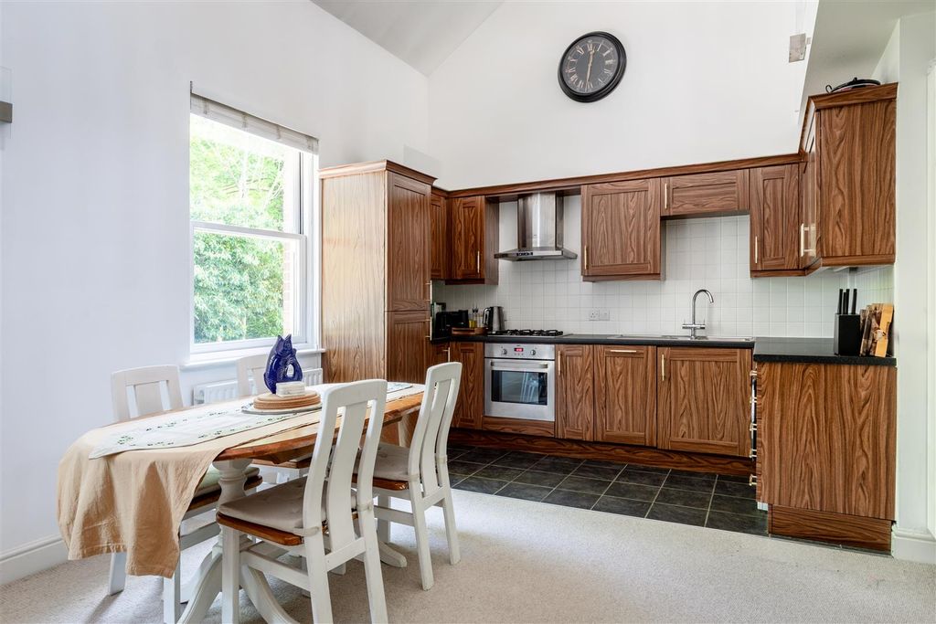 Property photo 3 of 28