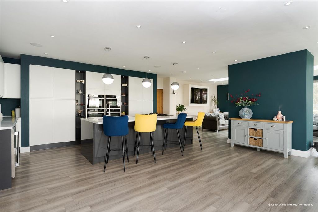 Property photo 3 of 28