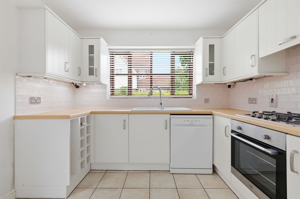 Property photo 3 of 18 Fitted Kitchen