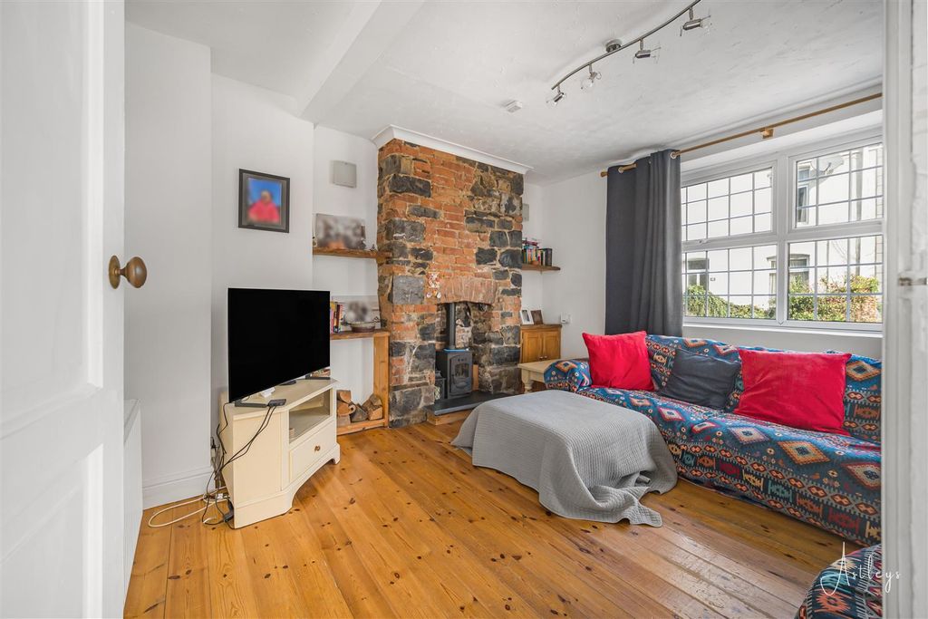 Property photo 2 of 14 Lounge