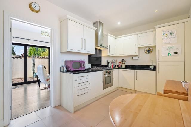 Property photo 3 of 10 Kitchen