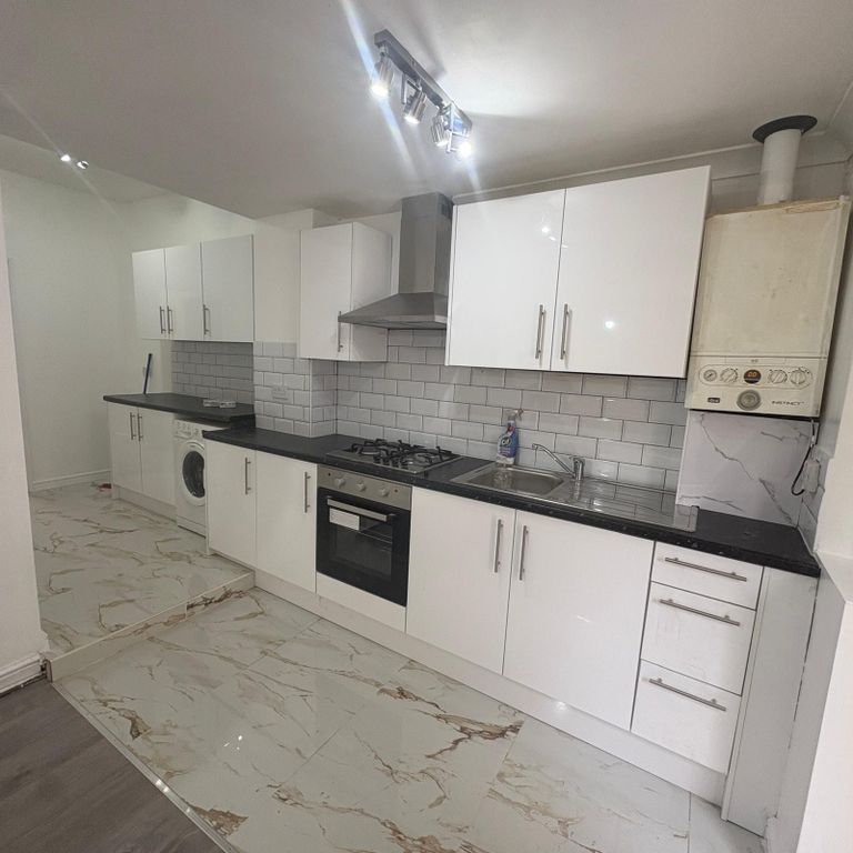 Property photo 1 of 7 Two Bedroom Ground Floor Flat Ideal For Families- Â£2000