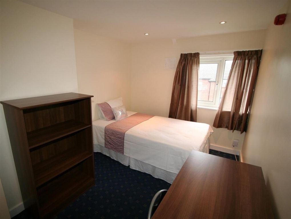 Property photo 3 of 5 Bright Double Bedroom With Plenty Of Storage...